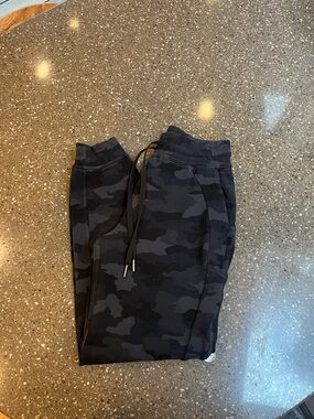 Lululemon Black winter Camo Jogger Pants - Comfortable Everyday Bottoms
